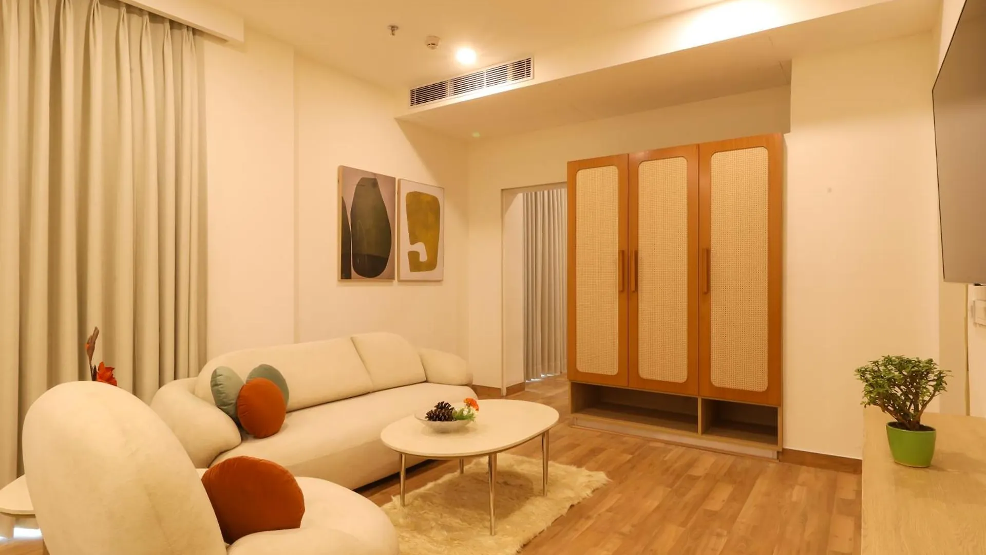 Ar Suites Klj Square Gurgáon Szálloda