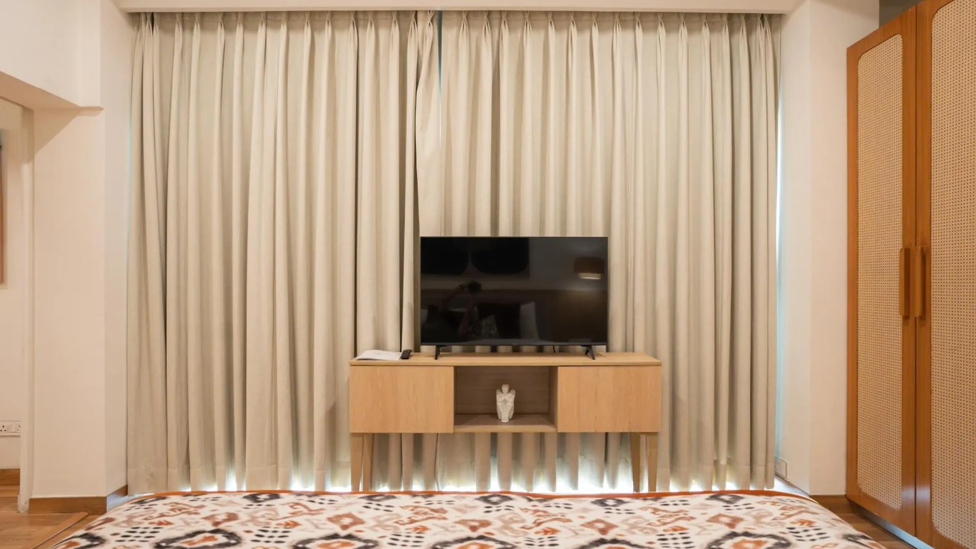 Ar Suites Klj Square Gurgáon Szálloda