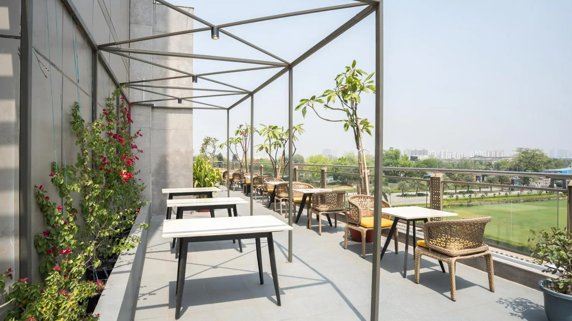 Ar Suites Klj Square Gurgáon Szálloda