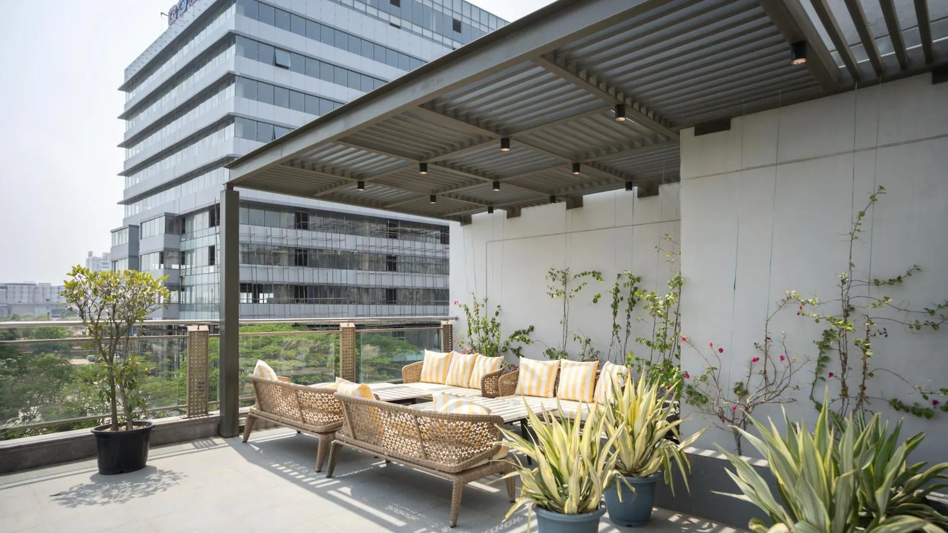 Ar Suites Klj Square Gurgáon Szálloda