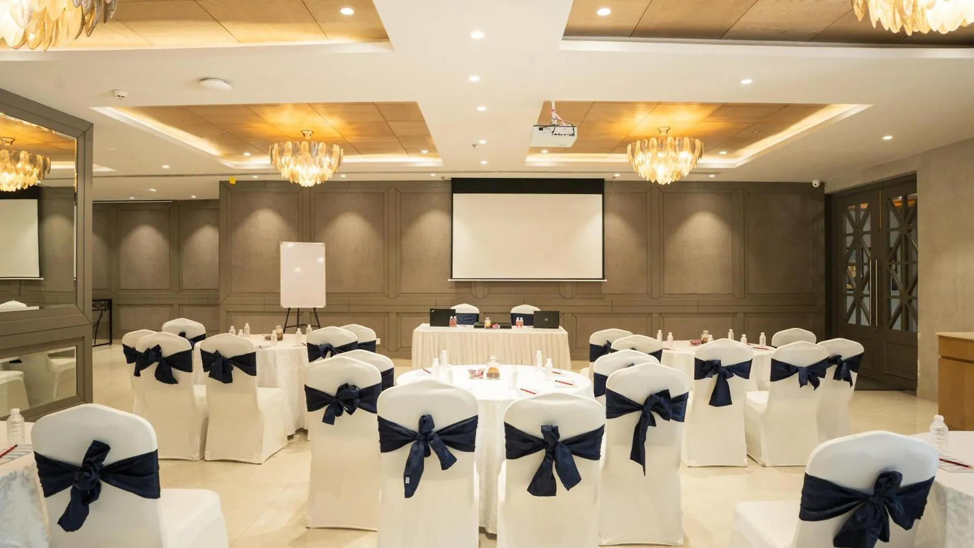 Ar Suites Klj Square Gurgáon Szálloda